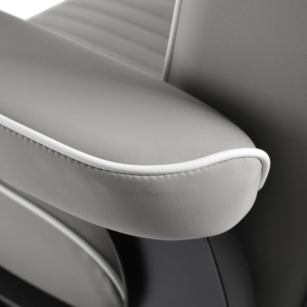 Gabbiano Levi barberstoel met zwart frame en grijze stiksels aan de achterkant. 7