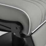 Gabbiano Levi barberstoel met zwart frame en grijze stiksels aan de achterkant. 15